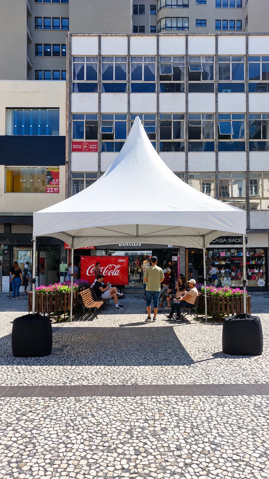 Tenda chapéu de bruxa branca em calçadão